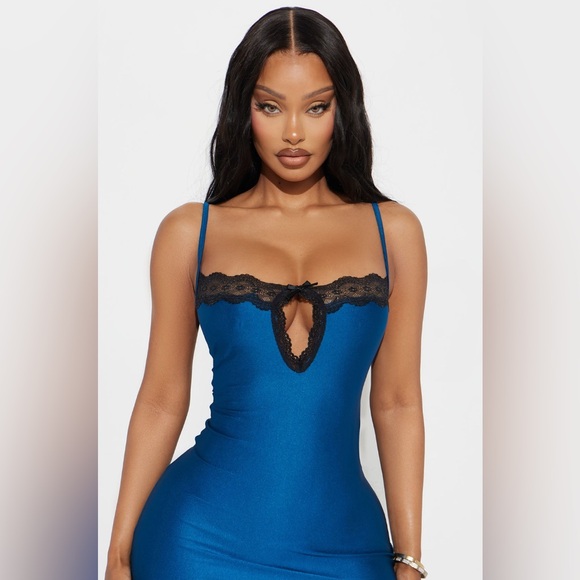 Elegant Blue Sleeveless Dress - Picture 3 of 3